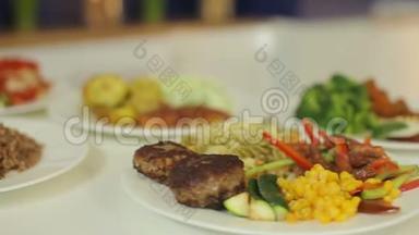 美味可口，五颜六色，美味可口的食物。 一周中的每一天都有肉色拉和肉。 介绍午餐菜单。